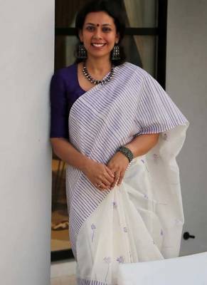 white linen kerala saree with abstract print 1