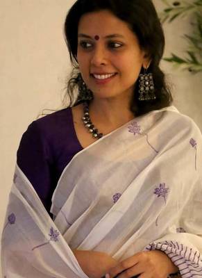 white linen kerala saree with abstract print 2