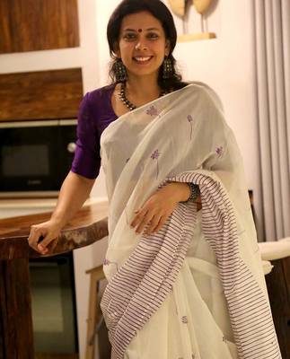 white linen kerala saree with abstract print 3