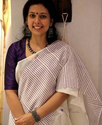 white linen kerala saree with abstract print 4