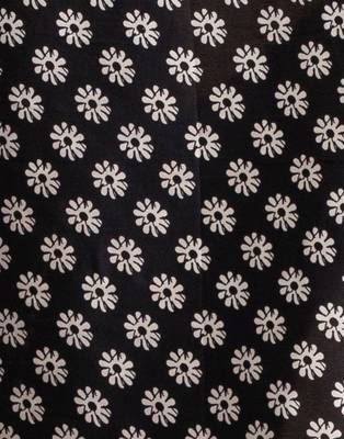 Black crepe digital printed saree with blouse 4