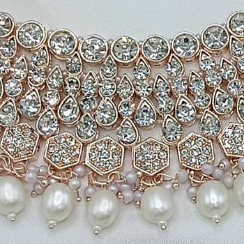 Elegant  gold-plated kundan pearl bridal jewelry set traditional handcrafted Necklace ::, earrings and maang tikka 2