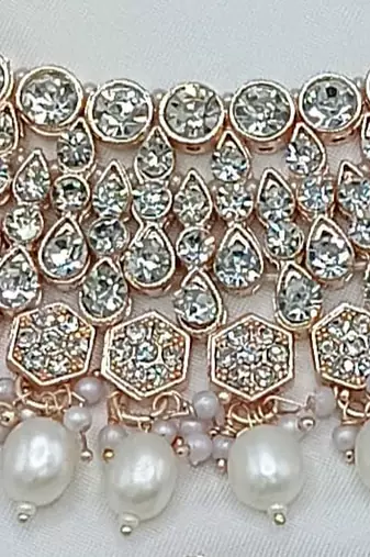 Elegant  gold-plated kundan pearl bridal jewelry set traditional handcrafted Necklace ::, earrings and maang tikka