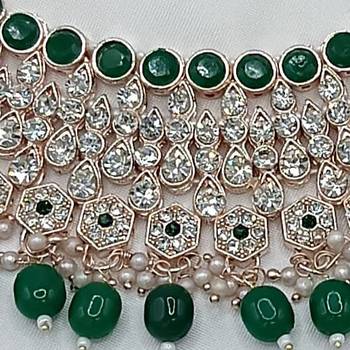 Elegant  gold-plated kundan pearl bridal jewelry set traditional handcrafted necklace, earrings and maang tikka 2