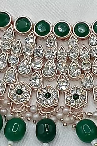 Elegant  gold-plated kundan pearl bridal jewelry set traditional handcrafted necklace, earrings and maang tikka