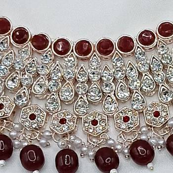 Elegant  gold-plated kundan pearl bridal jewelry set traditional handcrafted necklace, earrings and maang tikka 2