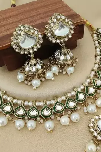 Gold-plated kundan pearl choker Necklace :: set for women traditional bridal jewelry with earrings & maang tikka