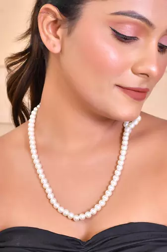 White pearls necklace with gold chain