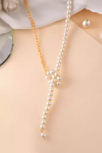White pearls necklace with gold chain