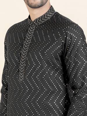 Black zigzag embroidered kurta set 4