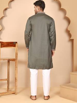 Embroidered neck kurta set for men 3