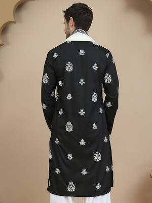 Embroidered silk blend kurta with contrast dupatta 3