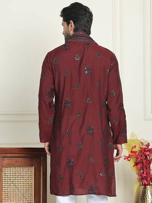 Embroidered silk blend kurta with contrast dupatta 3