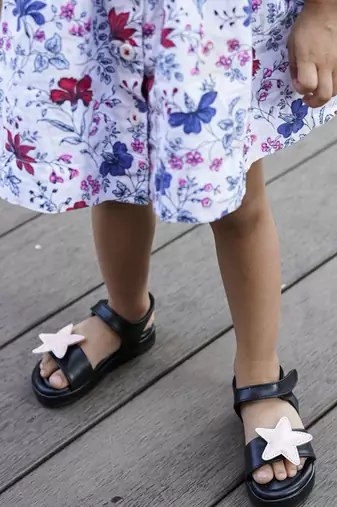 Black solid synthetic leather sandals