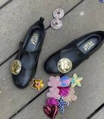 Black solid synthetic leather shoes