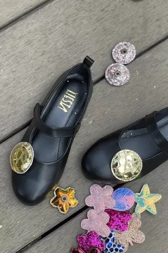 Black solid synthetic leather shoes