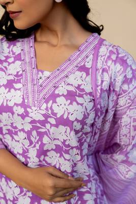 Women's Purple Off White cotton floral print kurta set with dupatta & trouser 3