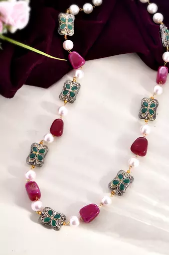 Gold-plated pearls beaded necklace