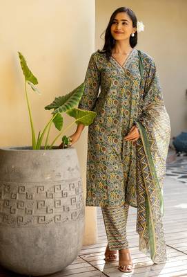 Women's Green red cotton floral print kurta set with dupatta & trouser 1