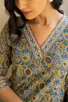 Women's Green red cotton floral print kurta set with dupatta & trouser 2