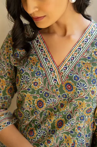 Women's Green red cotton floral print kurta set with dupatta & trouser