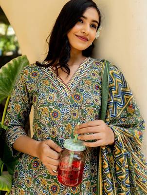 Women's Green red cotton floral print kurta set with dupatta & trouser 5