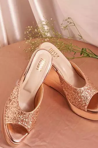 Peach woven leather wedges 