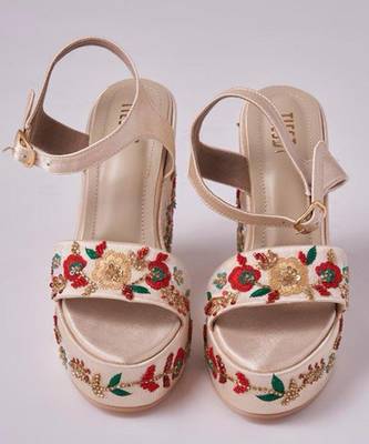 Gold woven leather wedges  2