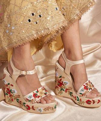 Gold woven leather wedges  3