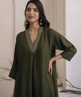 Green plain cotton silk kurta and pant 3
