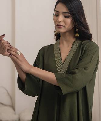 Green plain cotton silk kurta and pant 4