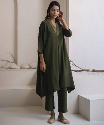 Green plain cotton silk kurta and pant 5
