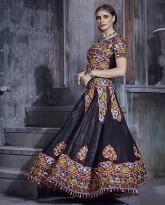 Black and pink Gamthi work Navratri garba Rajwadi indian designer lehenga dress 3