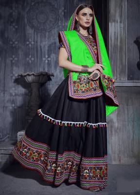 Black and green Gamthi work Rajwadi Navratri garba chaniya choli with Traditional Dupatta 4
