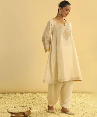 Ivory embroidered chanderi silk kurta set 2
