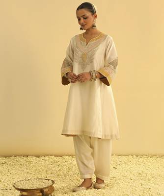 Ivory embroidered chanderi silk kurta set 4