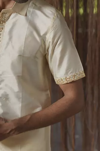 Beige plain silk kurta & dhoti with stole