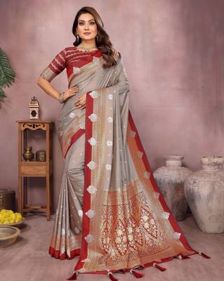Grey handloom kalamkari silk blend saree with zari woven work 1
