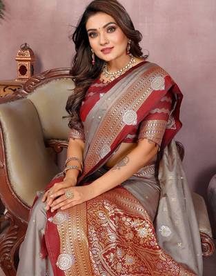 Grey handloom kalamkari silk blend saree with zari woven work 3