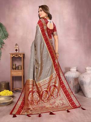 Grey handloom kalamkari silk blend saree with zari woven work 4
