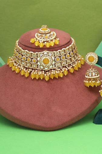 Yellow color choker kundan necklace set designed for traditional look