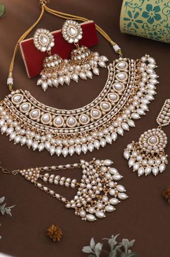 White color kundan necklace set designed for elegant ethnic looks