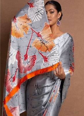 Grey crepe digital printed saree with blouse 3