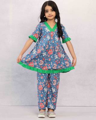 Women s Green Rayon Embroidered Straight Kurta Set 1