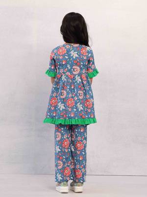 Women s Green Rayon Embroidered Straight Kurta Set 2