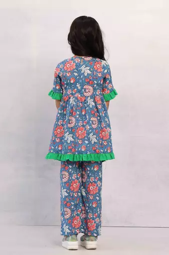 Women s Green Rayon Embroidered Straight Kurta Set