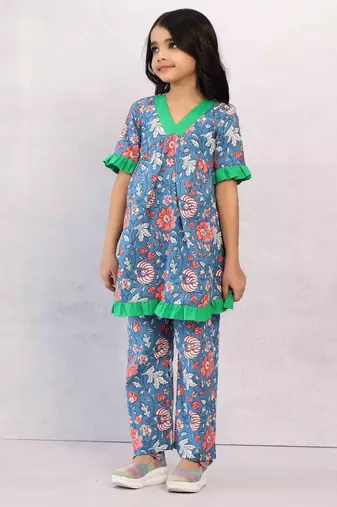 Women s Green Rayon Embroidered Straight Kurta Set