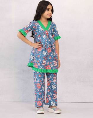 Women s Green Rayon Embroidered Straight Kurta Set 4