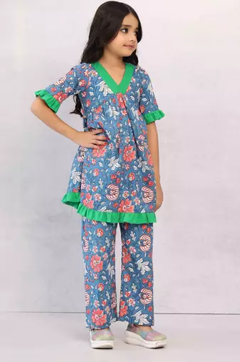 Women s Green Rayon Embroidered Straight Kurta Set