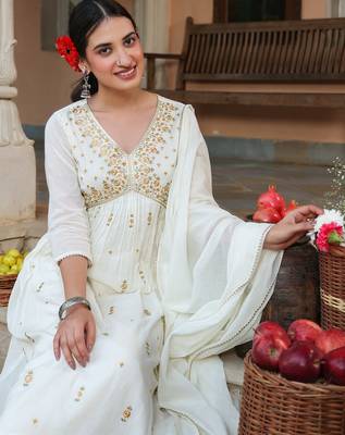 women's off white pure cotton embroidered a-line kurta set 3